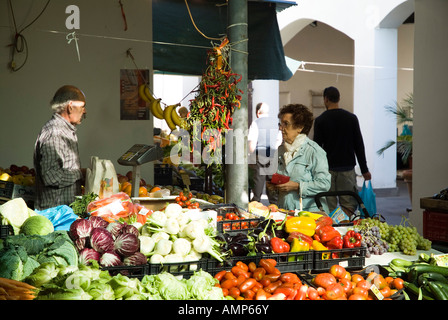 Dh Alghero Sardegna Alghero città vecchia centrale di mercato di frutta e verdura in stallo Foto Stock