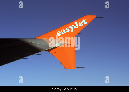 Ala di un aereo easyJet contro un cielo blu Foto Stock