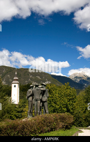 Statua commemora i quattro uomini che per primi hanno raggiunto la vetta del Triglav, presso il lago di Bohinj, Ribcev Laz, Slovenia Foto Stock