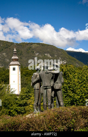 Statua commemora i quattro uomini che per primi hanno raggiunto la vetta del Triglav, presso il lago di Bohinj, , Ribcev Laz, Slovenia Foto Stock