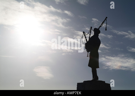 dh Highlander guerra memoriale BRUAR PIPER STATUA SCOZIA cornamuse 51 Highland Division borsa tubo soldato bagpiper silhouette Foto Stock