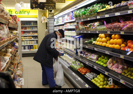 Uomo anziano nel supermercato Foto Stock
