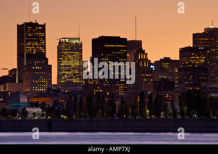 Città di Montreal skyline al tramonto visto da tutta la St Lawrence River a le navette vers le Vieux-Port sulla Ile Sainte-Helene Foto Stock