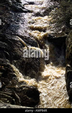 Dh Fiume Fiume UK rapids acqua che scorre sulle rocce di burrone schizzi Foto Stock