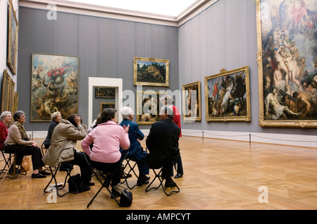 Bavaria Monaco di Baviera Pinakothek di Monaco Alte Pinakothek dipinti fiamminghi visitatori davanti al dipinto il Giudizio Universale Foto Stock