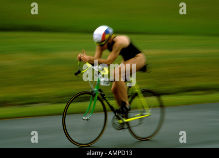 Sports Racing Maratona triatleta femmina ciclista MD YMCA Rocky Gap Triathlon Cumberland Maryland Foto Stock