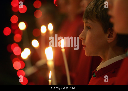 Choirboys cantando in St Annes cattedrale a Natale Foto Stock