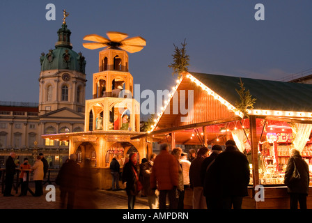 Germania capitale Berlino Il primo mercatino di Natale di fronte al Palazzo di Charlottenburg la residenza estiva di il prussiano Foto Stock