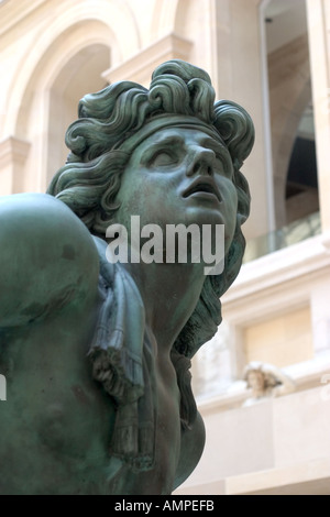 Uno può vedere il dettaglio di questa scultura in bronzo di un dio greco presso il Museo Louve in Parigi Francia Foto Stock