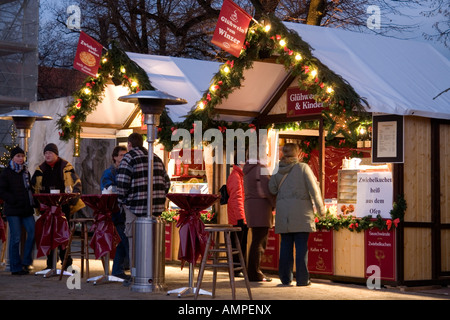 DE DEU Germania capitale Berlino Il primo mercatino di Natale in piazza Luisen al Palazzo di Charlottenburg riscaldatore per esterni Foto Stock