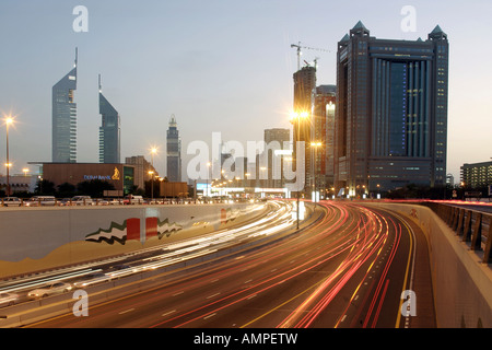 Ora di punta sulla Sheikh Zayed Road in serata, Dubai, Emirati Arabi Uniti Foto Stock