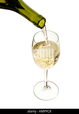 Vino bianco versando in un bicchiere Foto Stock