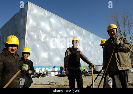 Lavoratori cinesi presso il cantiere per la costruzione del Centro Nazionale di nuoto per i Giochi Olimpici 2008 15 Dic 2007 Foto Stock