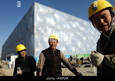 Lavoratori cinesi presso il cantiere per la costruzione del Centro Nazionale di nuoto per i Giochi Olimpici 2008 15 Dic 2007 Foto Stock