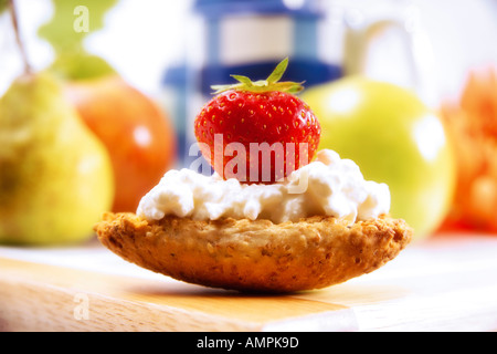 Fette biscottate con cottage formaggi e fragola Foto Stock