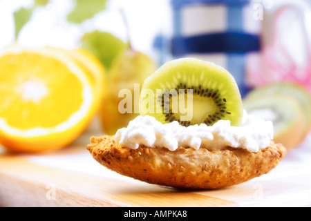 Pane croccante con ricotta e kiwi, close-up Foto Stock