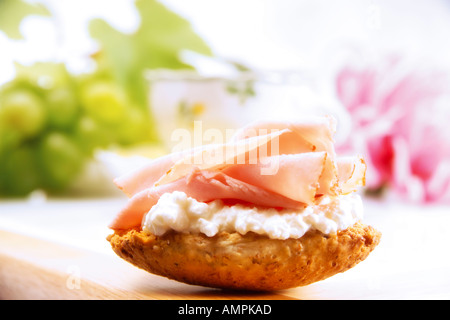 Fette biscottate con formaggio e prosciutto Foto Stock