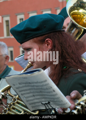 Donna musicista suonare uno strumento in ottone a Varsavia POLONIA Foto Stock