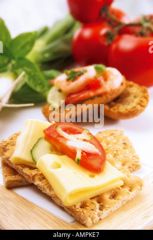 Fette biscottate con formaggio e tomatoe Foto Stock