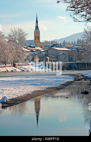 Vista della città di Bad Toelz in inverno la Baviera Germania Europa Foto Stock