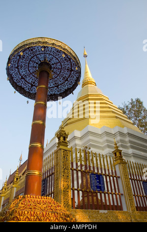 Stupa al tempio buddista in Thailandia Foto Stock