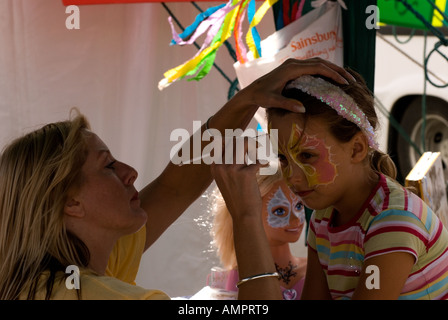 Face painting a Hampton Court Show 2006 Foto Stock