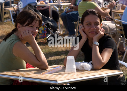 Due giovani donne in un momento di relax a Hampton Court Show 2006 Foto Stock