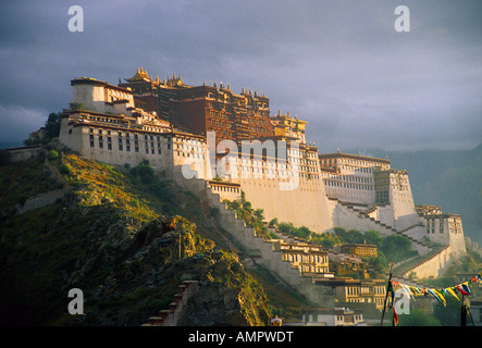 Palazzo del Potala all alba di Lhasa, in Tibet Foto Stock