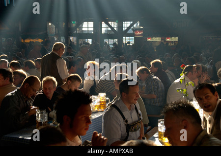 Atmosfera dentro la Augustiner-bräu Brau tenda Oktoberfest Monaco di Baviera Baviera Germania Foto Stock