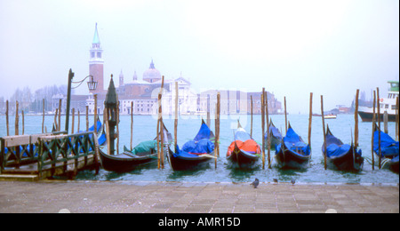 Vista dalla Riva degli Schiavoni di San Giorgio Maggiore e il Canale di San Marco Venezia Veneto Italia Foto Stock