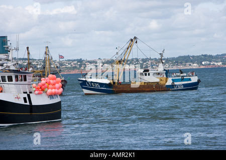 Trawler entrando in Brixham Harbour, Devon Foto Stock