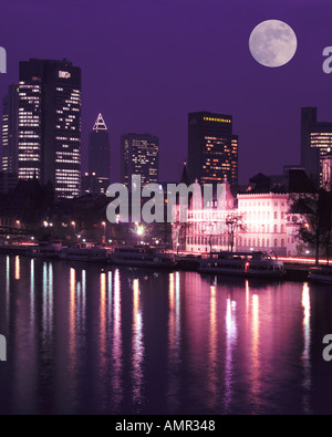 Germania Frankfurt city si riflette nel fiume principale e la luna piena Foto Stock