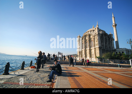 ISTANBUL. Domenica mattina dalla moschea Mecidiye su Iskele Meydani in Ortakoy sulla riva europea del Bosforo. 2007. Foto Stock