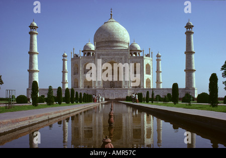 Palazzo o mausoleo Taj Mahal Agra Uttar Pradesh India più famosa per la struttura di un edificio in tutto il mondo Foto Stock