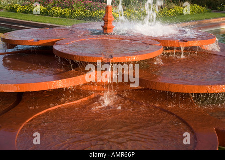 Fontana nei Giardini Mughal a Rashtrapati Bhawan New Delhi India Foto Stock