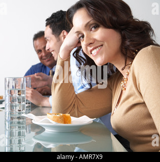 La gente di affari con snack nella sala riunioni Foto Stock