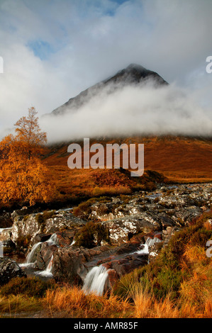 Buachaille Etive mor avvolta nella nebbia durante l'autunno Lochaber, Regno Unito, Europa Foto Stock