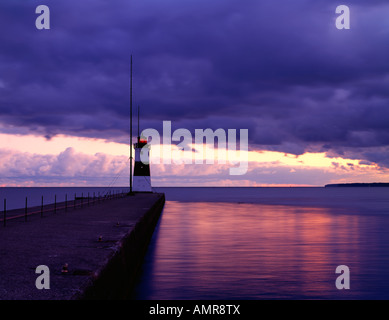 Faro al tramonto si trova alla fine del Seven Mile Penninsula Lago Erie Presque Isle State Park Pa National monumento naturale, Foto Stock