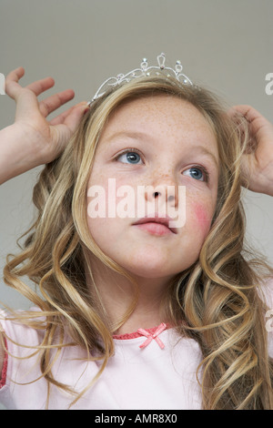 Ragazza mettendo su Tiara Foto Stock