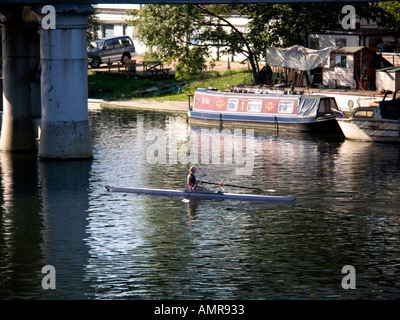 Racing Scull sul Fiume Tamigi, Staines Middlesex, England, Regno Unito Foto Stock