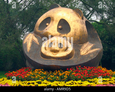 Scultura di panda e baby Chengdu Research Base del Panda Gigante allevamento Chengdu Cina occidentale Foto Stock