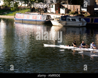 Racing Scull sul Fiume Tamigi, Staines Middlesex, Inghilterra, GB, Regno Unito Foto Stock