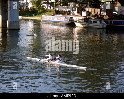 Racing Scull sul Fiume Tamigi, Staines Middlesex, Inghilterra, GB, Regno Unito Foto Stock