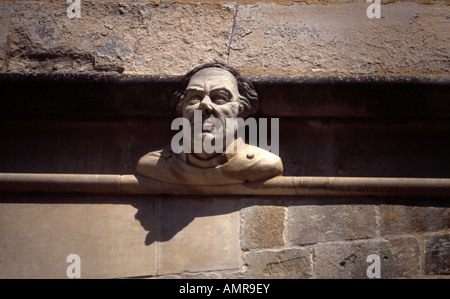 Primo piano del reverendo Trevor Beeson (ex decano di Winchester) Gargoyle Winchester Cathedral Hampshire Inghilterra Foto Stock