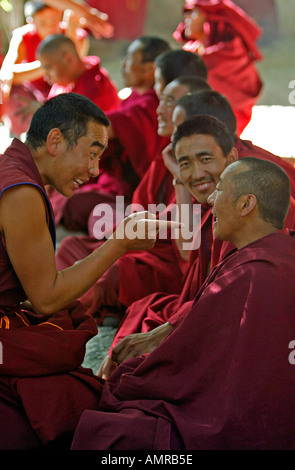 I sieri leader monastero educativo a Lhasa il Tibet noto per i monaci discutendo sul cortile Foto Stock