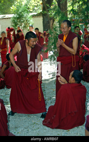 I sieri leader monastero educativo a Lhasa il Tibet noto per i monaci discutendo sul cortile Foto Stock