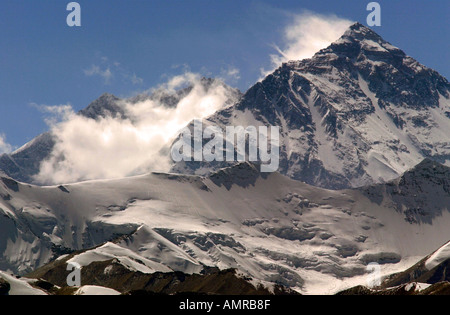 Le nuvole si spostano dal Nepal intorno al Monte Everest Himalaya Tibet Foto Stock