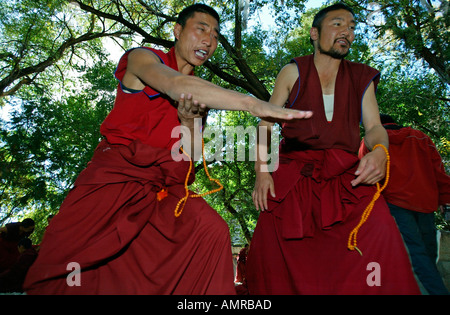 I sieri leader monastero educativo a Lhasa il Tibet noto per i monaci discutendo sul cortile Foto Stock