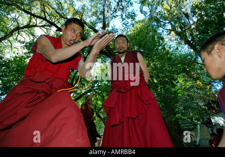 I sieri leader monastero educativo a Lhasa il Tibet noto per i monaci discutendo sul cortile Foto Stock