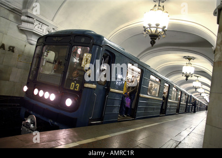 Treno della metropolitana, stazione Komsomolskaja, Mosca, Russia Foto Stock